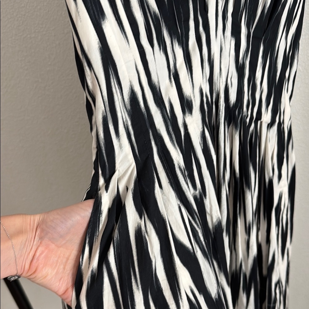 Banana Republic Black and White Mini Dress - Picture 5 of 10
